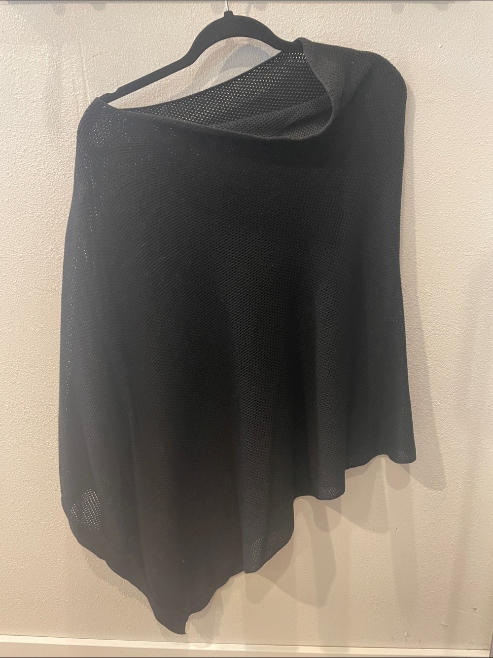 Womenโs Black Knit Nursing Cover